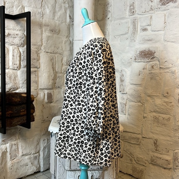 Hayden | Black&White Floral Button Up Blouse - Picture 7 of 9